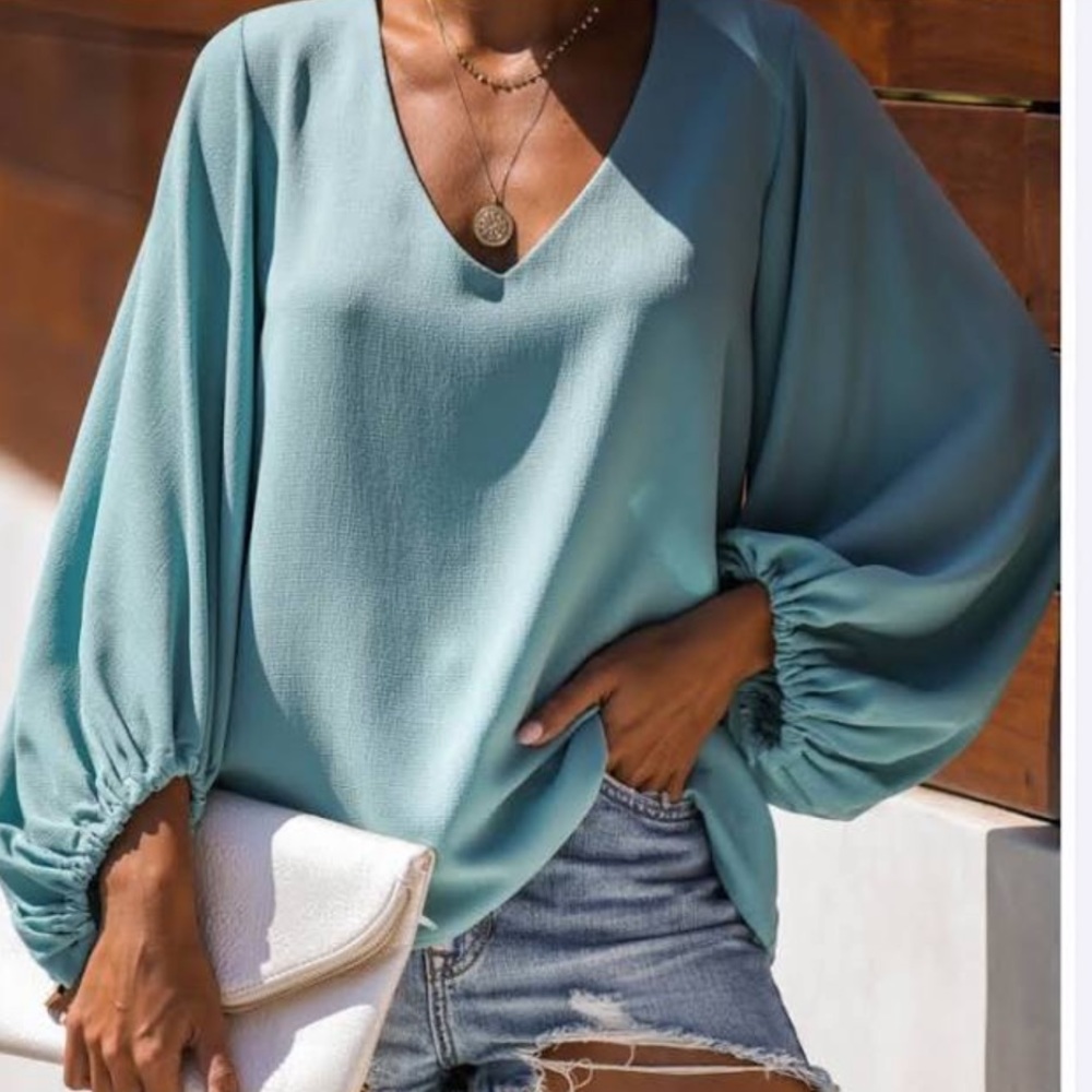 VICI- light blue blouse size medium new condition